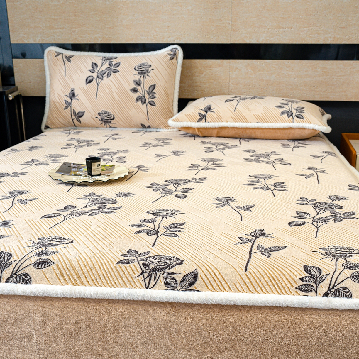 91家纺网 家纺一手货源 找家纺 鹿辉家居（原吉欧力） 2025新款牛奶绒雕花兔毛绒包边床笠 水墨玫瑰