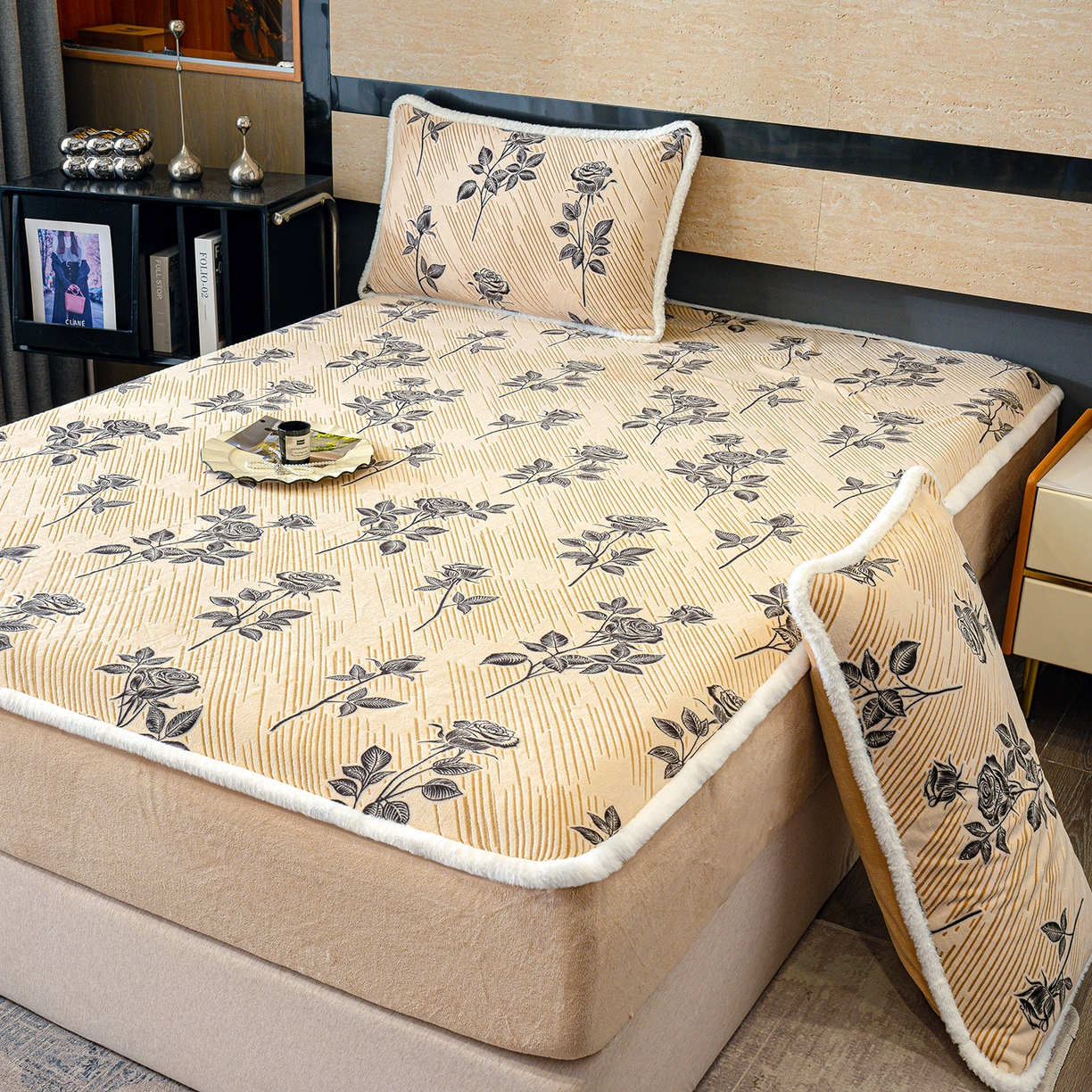 91家纺网 家纺一手货源 找家纺 鹿辉家居（原吉欧力） 2025新款牛奶绒雕花兔毛绒包边床笠 水墨玫瑰