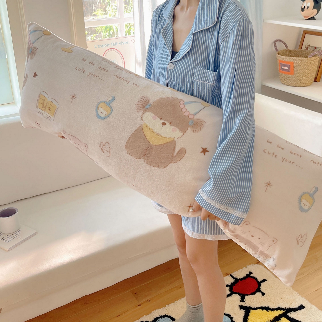 91家纺网 家纺一手货源 找家纺 六巷胡同 2025新款INS博主可爱风A类200g牛奶绒长条大抱枕 抱枕-卧室课本犬