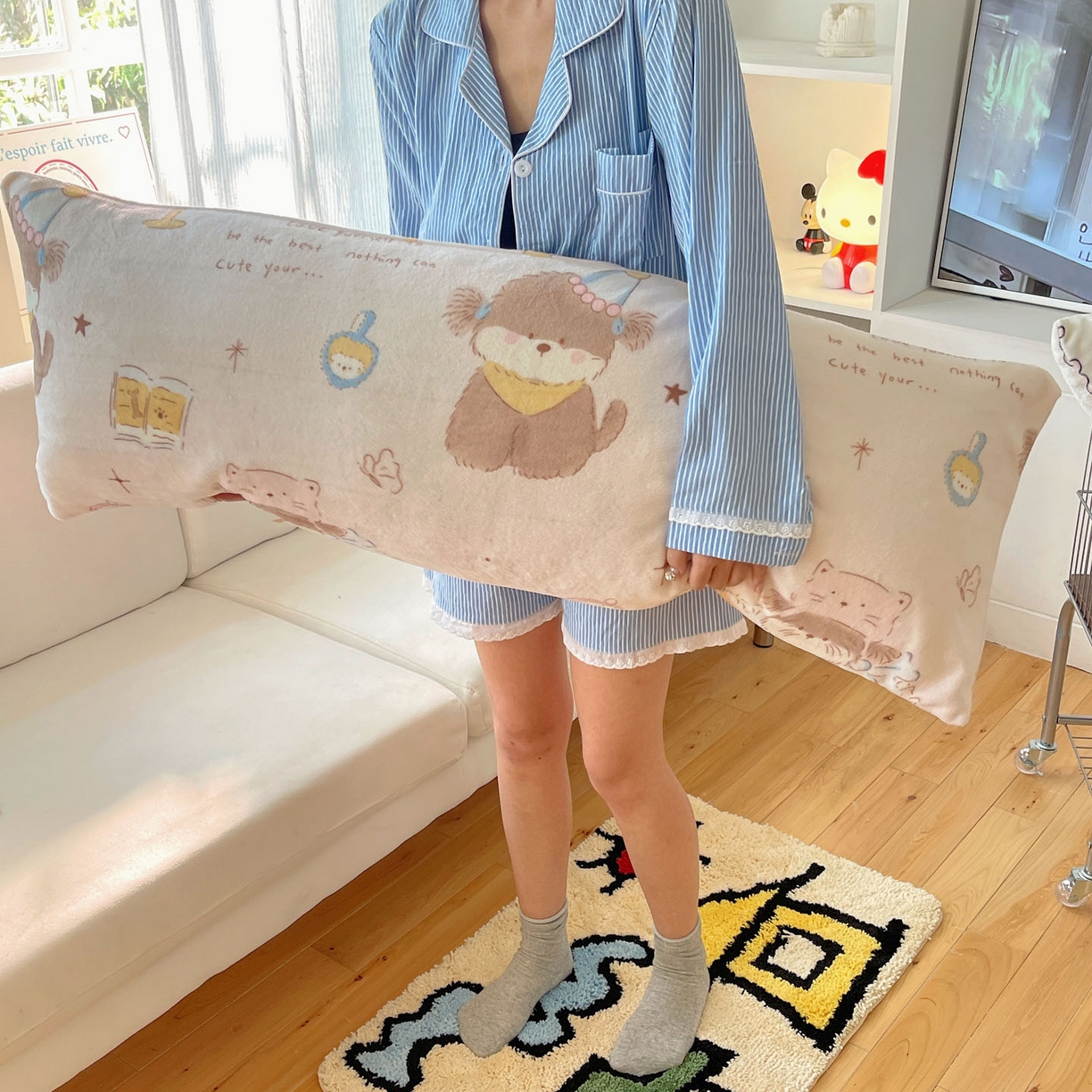 91家纺网 家纺一手货源 找家纺 六巷胡同 2025新款INS博主可爱风A类200g牛奶绒长条大抱枕 抱枕-卧室课本犬