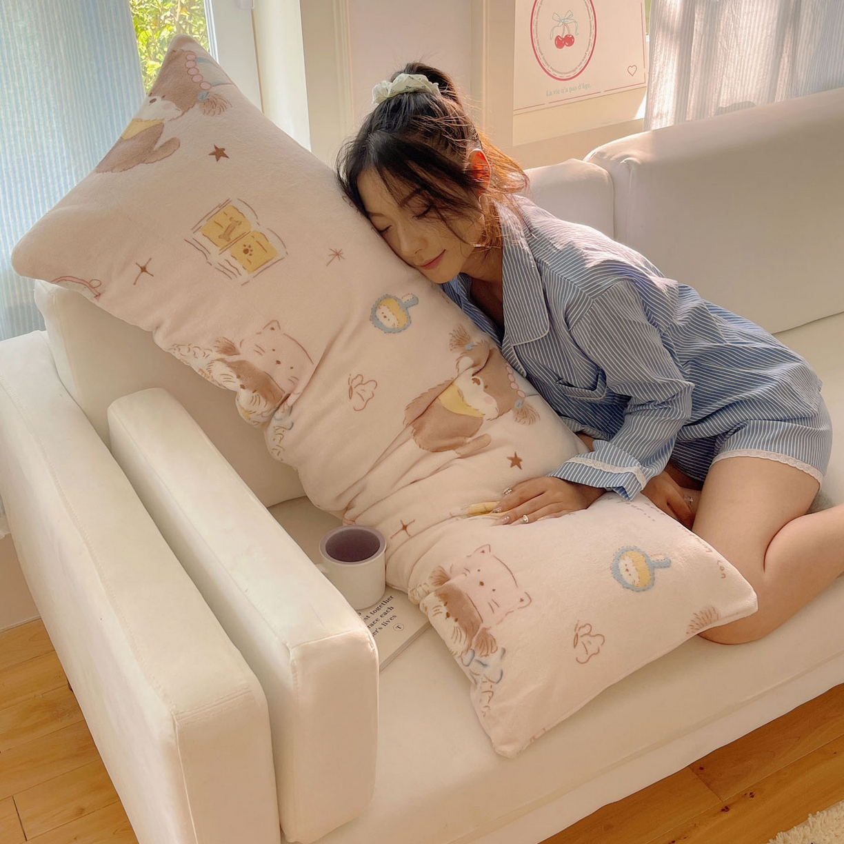 91家纺网 家纺一手货源 找家纺 六巷胡同 2025新款INS博主可爱风A类200g牛奶绒长条大抱枕 抱枕-卧室课本犬