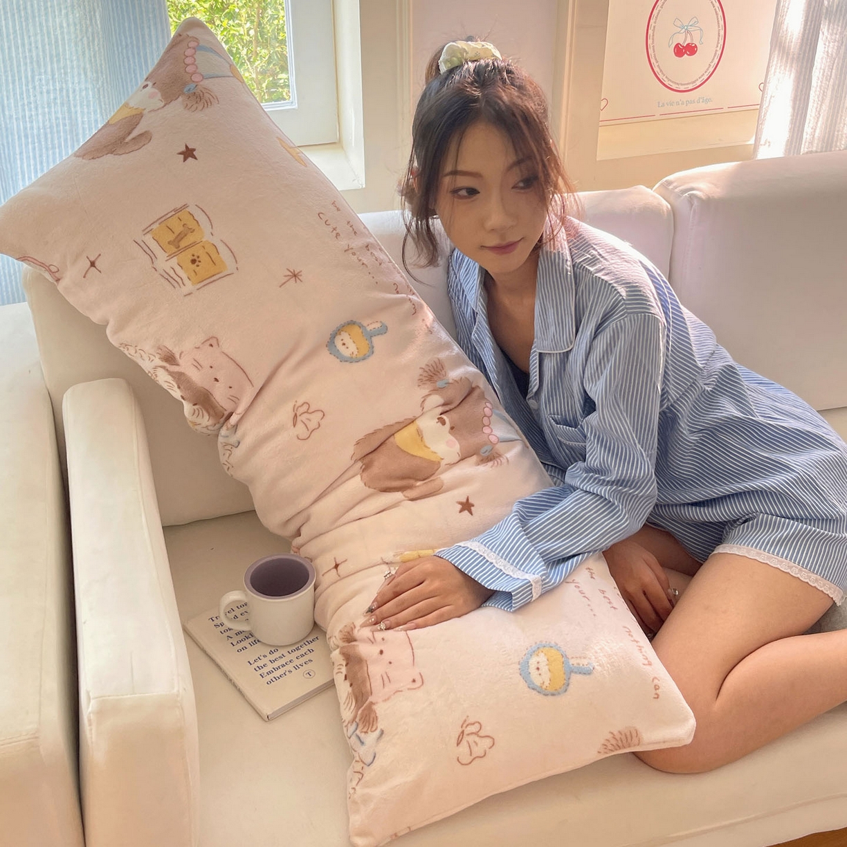 91家纺网 家纺一手货源 找家纺 六巷胡同 2025新款INS博主可爱风A类200g牛奶绒长条大抱枕 抱枕-卧室课本犬