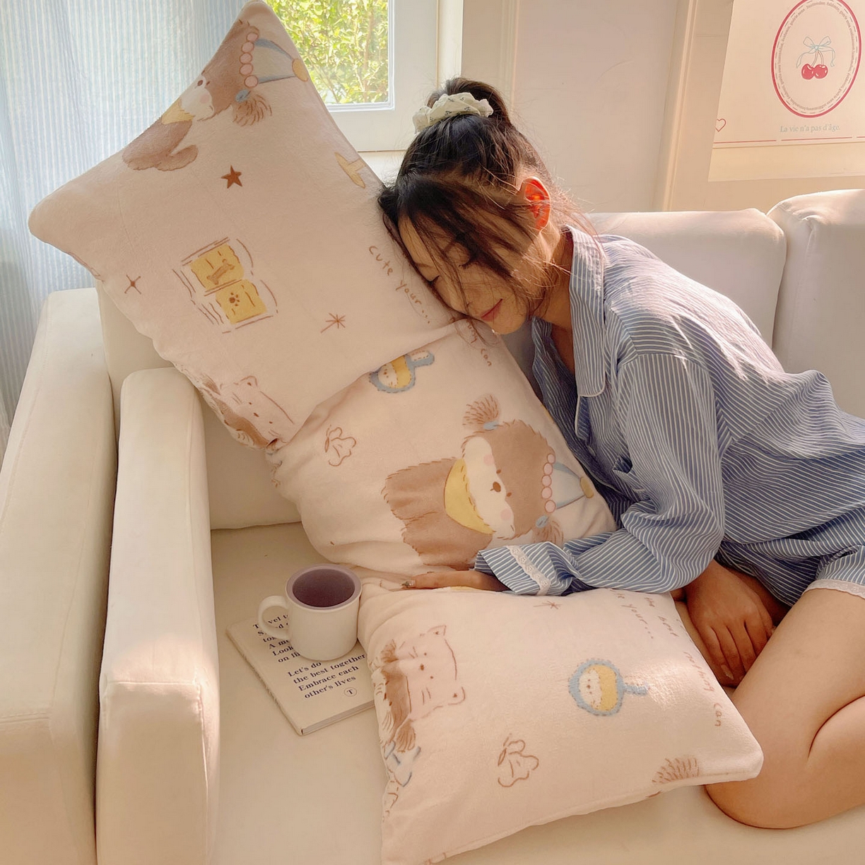 91家纺网 家纺一手货源 找家纺 六巷胡同 2025新款INS博主可爱风A类200g牛奶绒长条大抱枕 抱枕-卧室课本犬