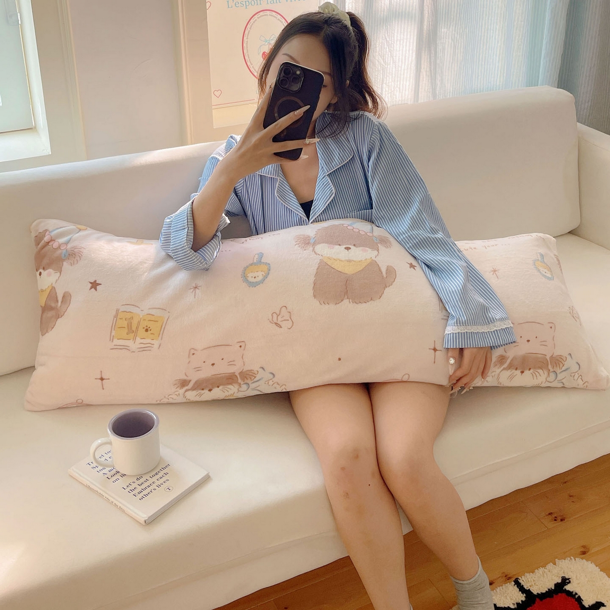 91家纺网 家纺一手货源 找家纺 六巷胡同 2025新款INS博主可爱风A类200g牛奶绒长条大抱枕 抱枕-卧室课本犬