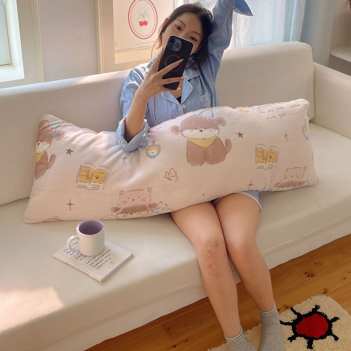 91家纺网 家纺一手货源 找家纺 六巷胡同 2025新款INS博主可爱风A类200g牛奶绒长条大抱枕 抱枕-卧室课本犬