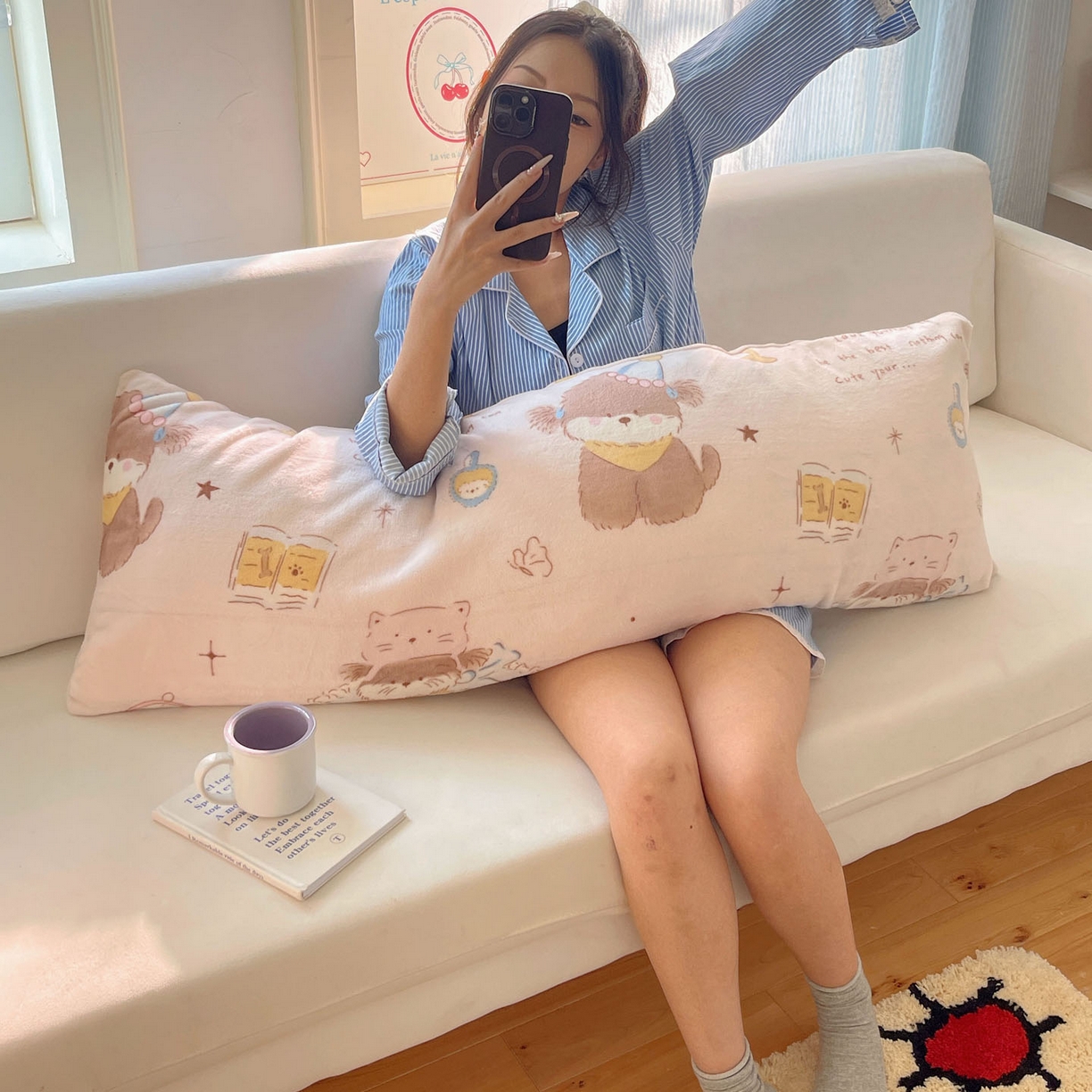 91家纺网 家纺一手货源 找家纺 六巷胡同 2025新款INS博主可爱风A类200g牛奶绒长条大抱枕 抱枕-卧室课本犬