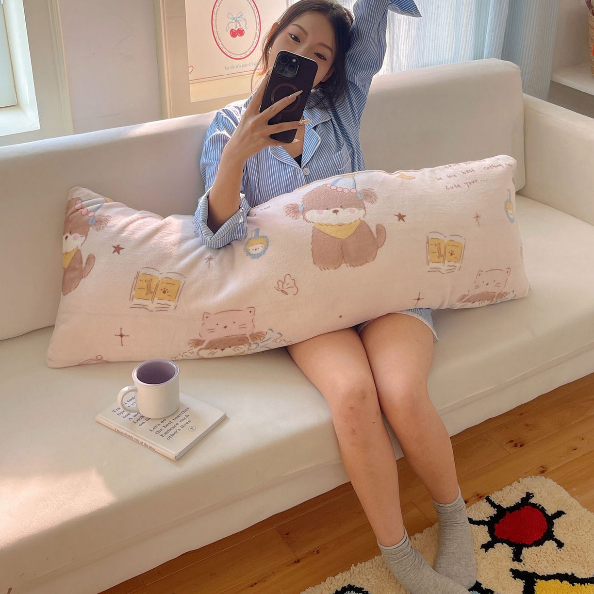 91家纺网 家纺一手货源 找家纺 六巷胡同 2025新款INS博主可爱风A类200g牛奶绒长条大抱枕 抱枕-卧室课本犬