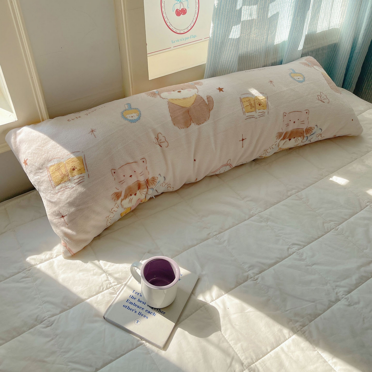 91家纺网 家纺一手货源 找家纺 六巷胡同 2025新款INS博主可爱风A类200g牛奶绒长条大抱枕 抱枕-卧室课本犬