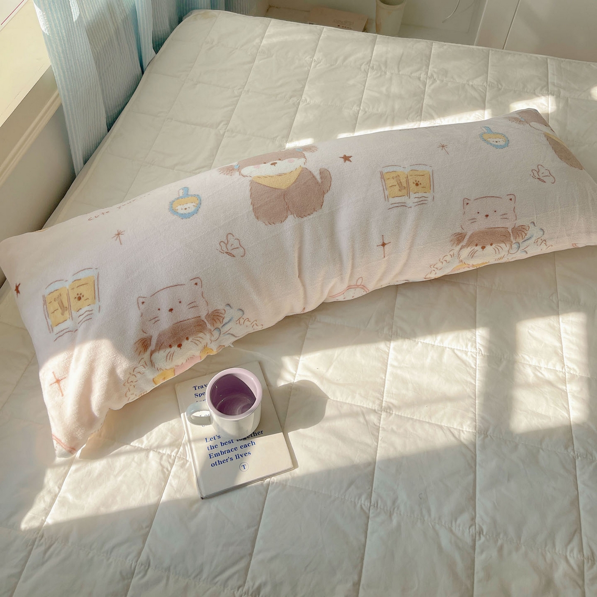 91家纺网 家纺一手货源 找家纺 六巷胡同 2025新款INS博主可爱风A类200g牛奶绒长条大抱枕 抱枕-卧室课本犬