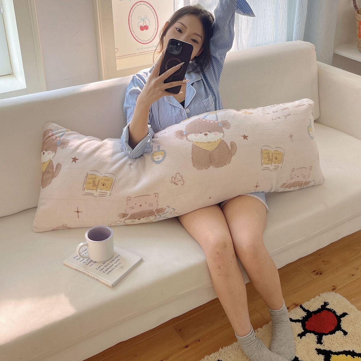 91家纺网 家纺一手货源 找家纺 六巷胡同 2025新款INS博主可爱风A类200g牛奶绒长条大抱枕 抱枕-卧室课本犬