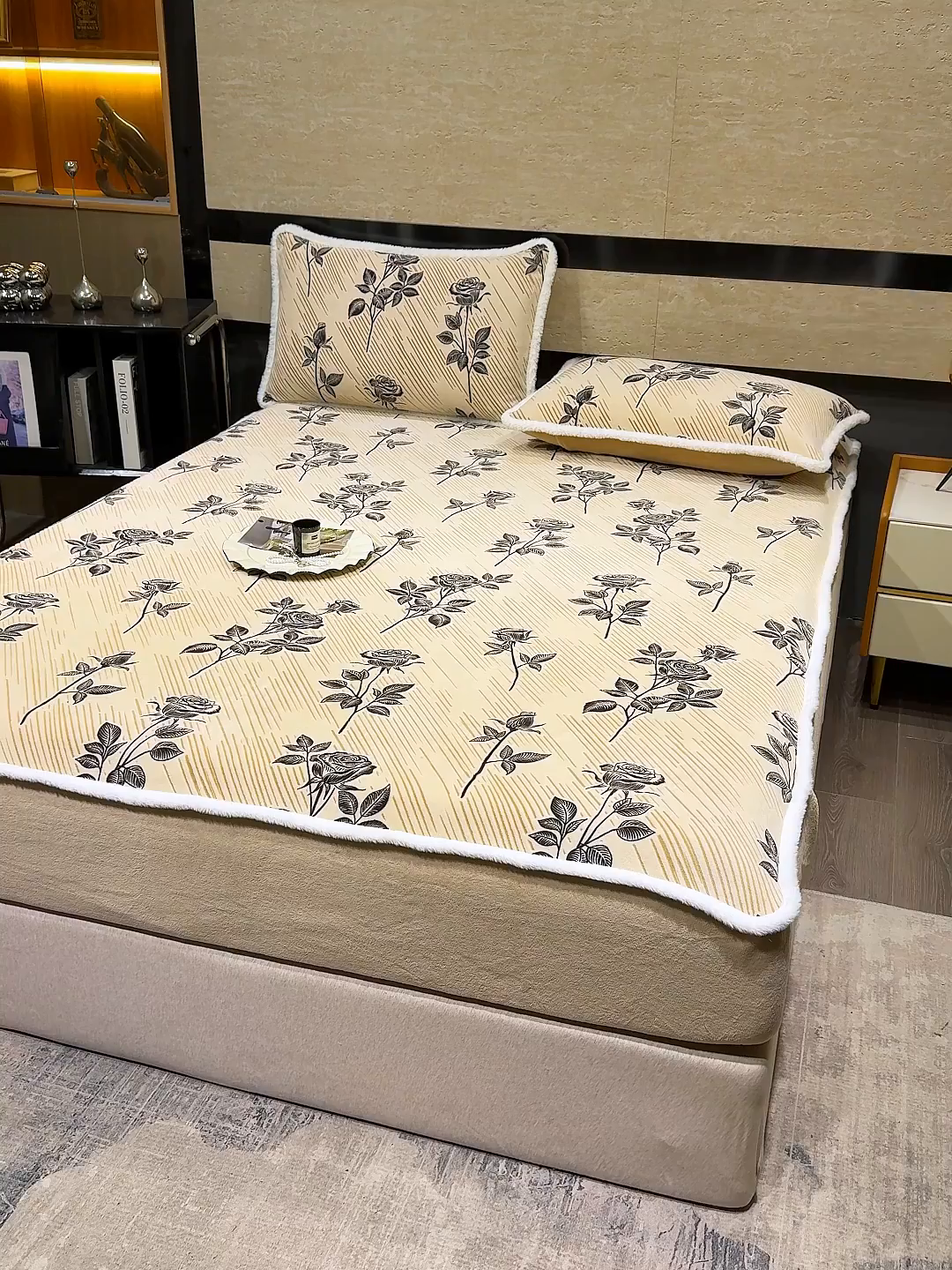 91家纺网 家纺一手货源 找家纺 鹿辉家居（原吉欧力） 2025新款牛奶绒雕花兔毛绒包边床笠 水墨玫瑰