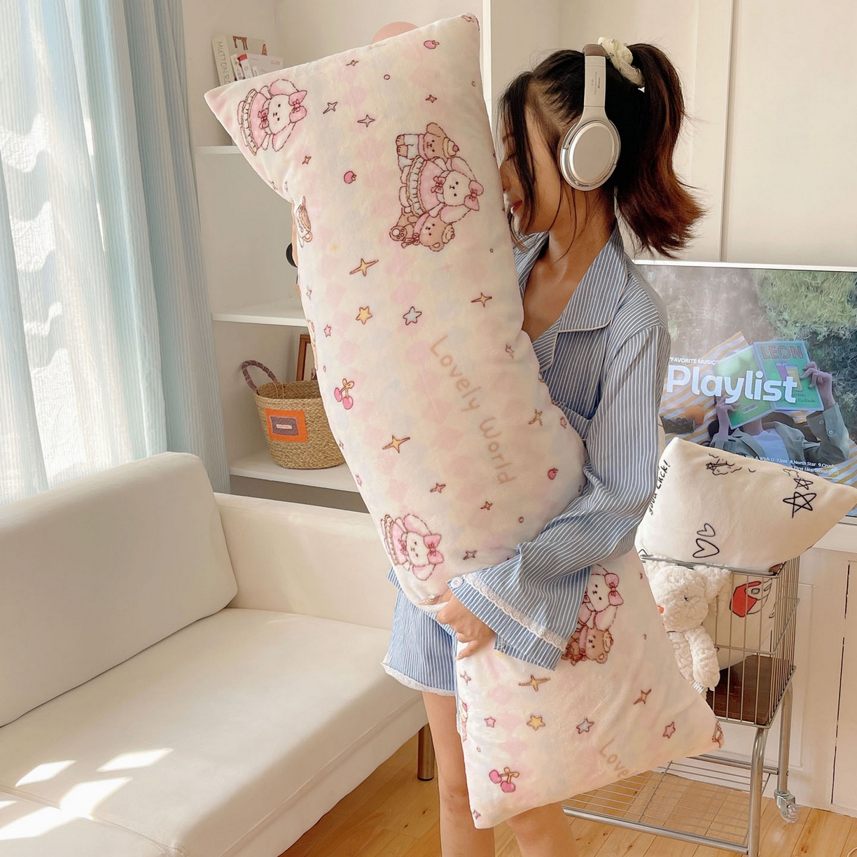 91家纺网 家纺一手货源 找家纺 六巷胡同 2025新款INS博主可爱风A类200g牛奶绒长条大抱枕 抱枕-星星宠物集