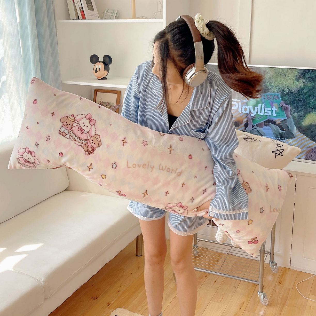 91家纺网 家纺一手货源 找家纺 六巷胡同 2025新款INS博主可爱风A类200g牛奶绒长条大抱枕 抱枕-星星宠物集