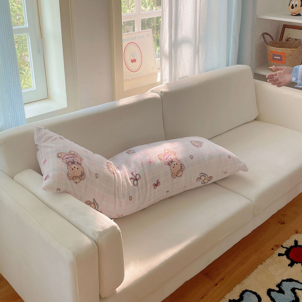 91家纺网 家纺一手货源 找家纺 六巷胡同 2025新款INS博主可爱风A类200g牛奶绒长条大抱枕 抱枕-熊友茶话会