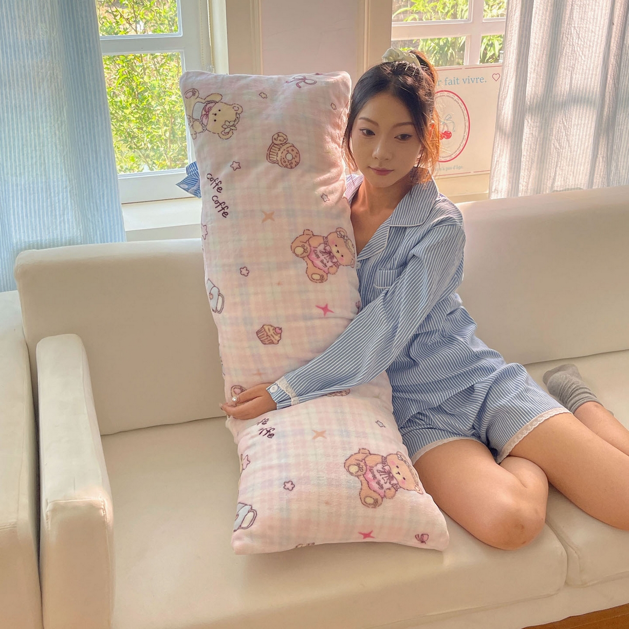 91家纺网 家纺一手货源 找家纺 六巷胡同 2025新款INS博主可爱风A类200g牛奶绒长条大抱枕 抱枕-熊友茶话会