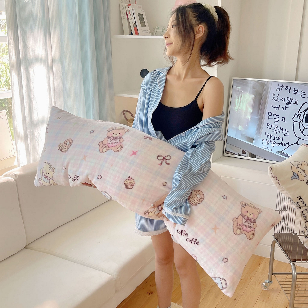 91家纺网 家纺一手货源 找家纺 六巷胡同 2025新款INS博主可爱风A类200g牛奶绒长条大抱枕 抱枕-熊友茶话会