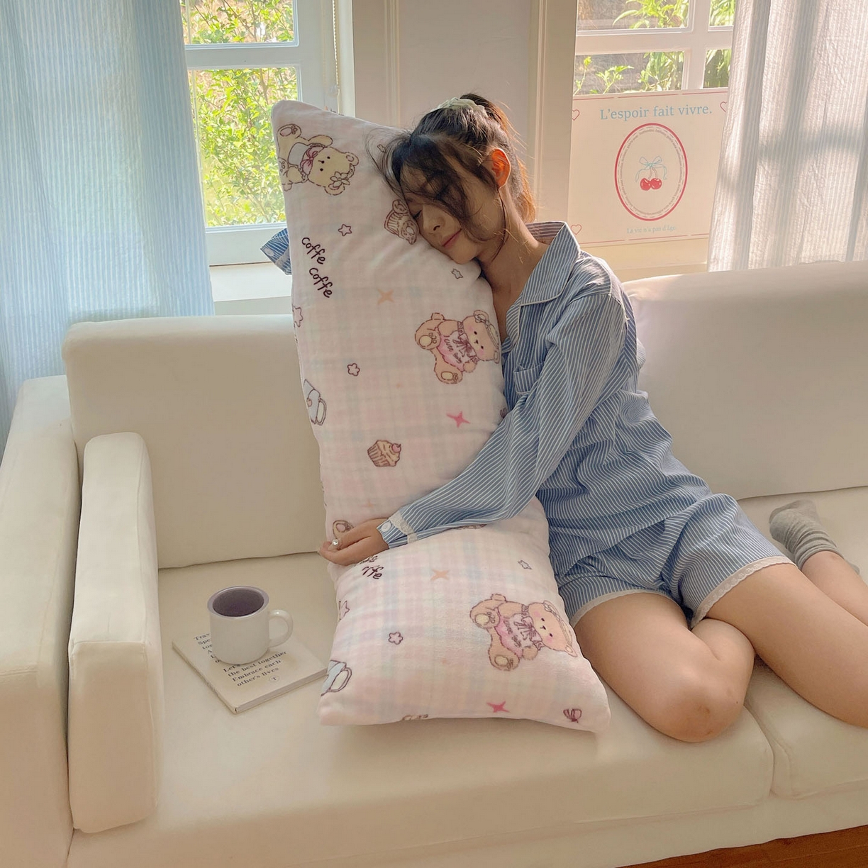 91家纺网 家纺一手货源 找家纺 六巷胡同 2025新款INS博主可爱风A类200g牛奶绒长条大抱枕 抱枕-熊友茶话会