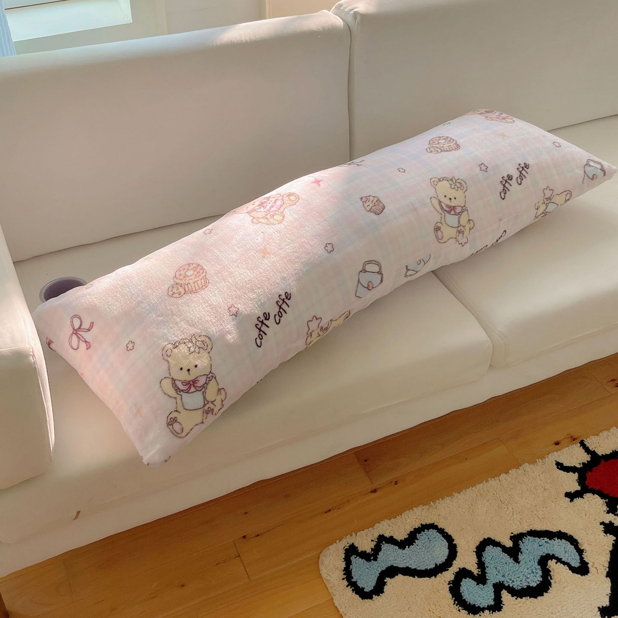 91家纺网 家纺一手货源 找家纺 六巷胡同 2025新款INS博主可爱风A类200g牛奶绒长条大抱枕 抱枕-熊友茶话会