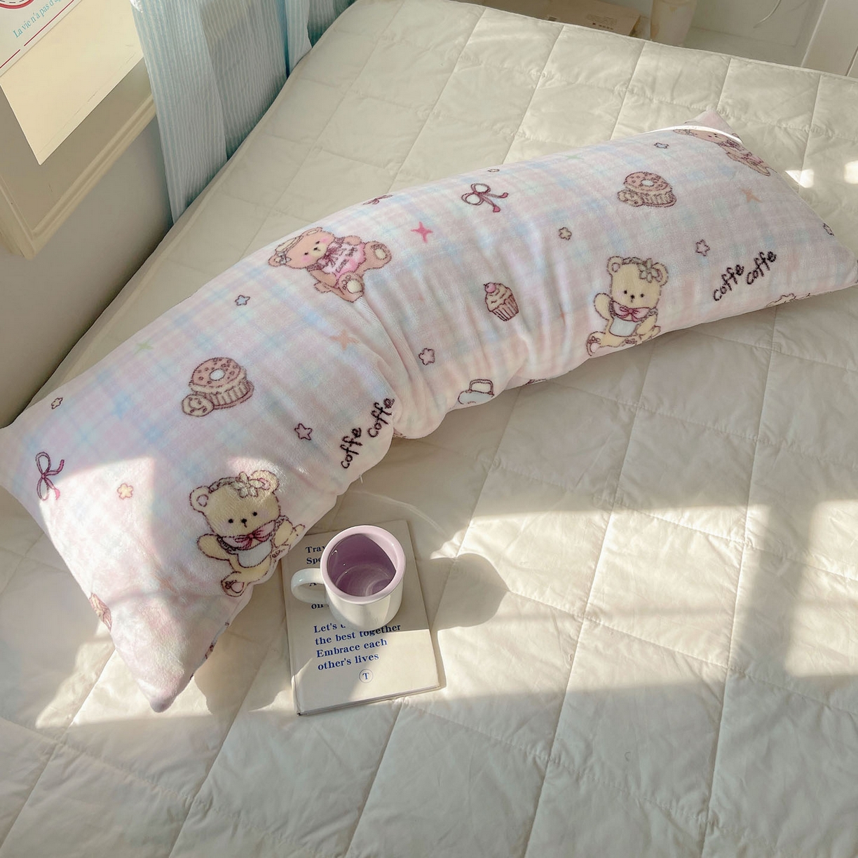 91家纺网 家纺一手货源 找家纺 六巷胡同 2025新款INS博主可爱风A类200g牛奶绒长条大抱枕 抱枕-熊友茶话会