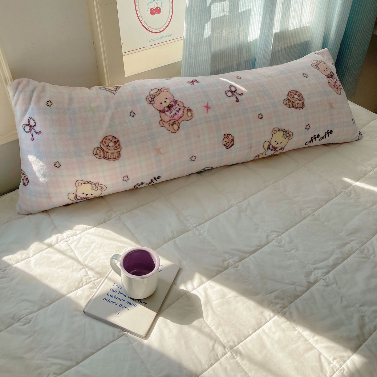 91家纺网 家纺一手货源 找家纺 六巷胡同 2025新款INS博主可爱风A类200g牛奶绒长条大抱枕 抱枕-熊友茶话会