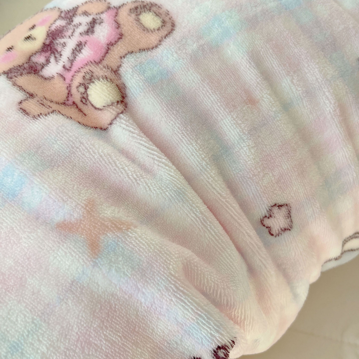 91家纺网 家纺一手货源 找家纺 六巷胡同 2025新款INS博主可爱风A类200g牛奶绒长条大抱枕 抱枕-熊友茶话会