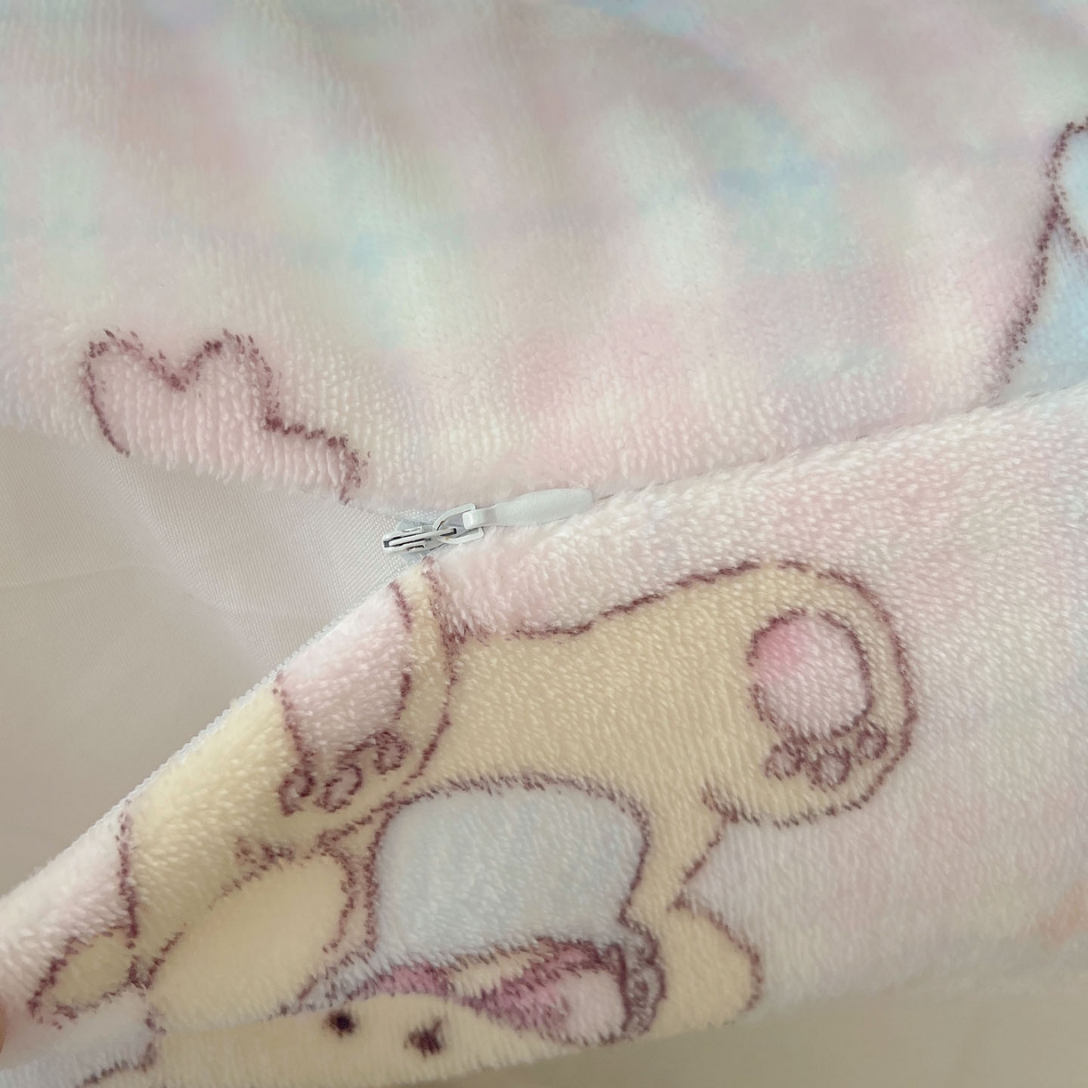 91家纺网 家纺一手货源 找家纺 六巷胡同 2025新款INS博主可爱风A类200g牛奶绒长条大抱枕 抱枕-熊友茶话会