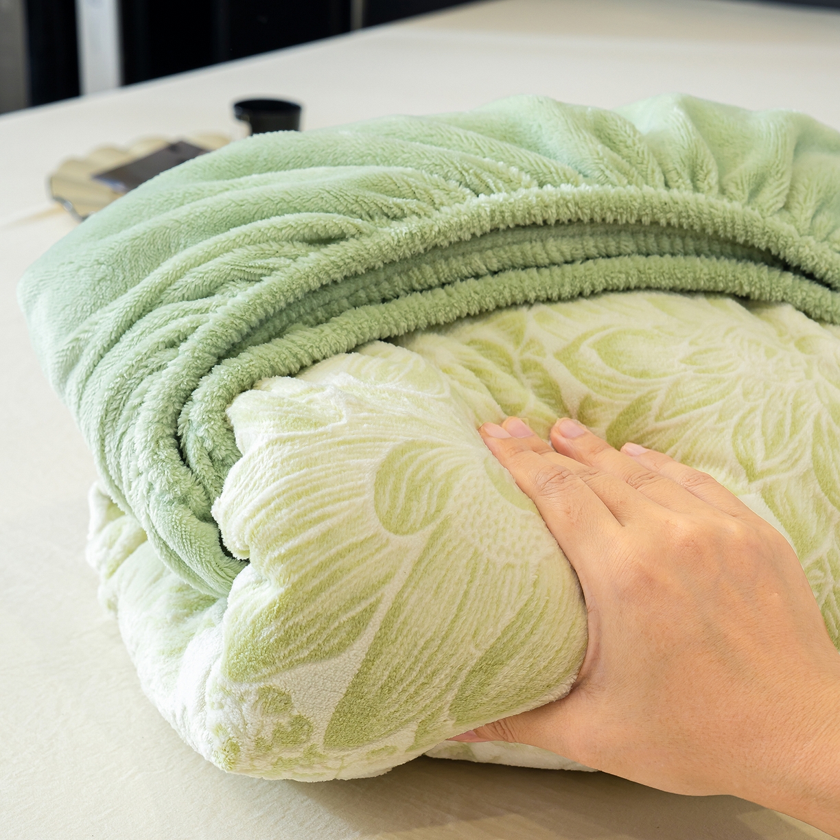 91家纺网 家纺一手货源 找家纺 鹿辉家居（原吉欧力） 2025新款牛奶绒雕花兔毛绒包边床笠 碎花漫语