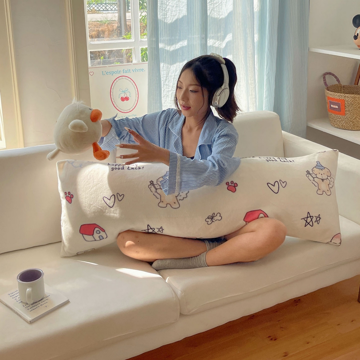 91家纺网 家纺一手货源 找家纺 六巷胡同 2025新款INS博主可爱风A类200g牛奶绒长条大抱枕 抱枕-羞羞蝴蝶喵