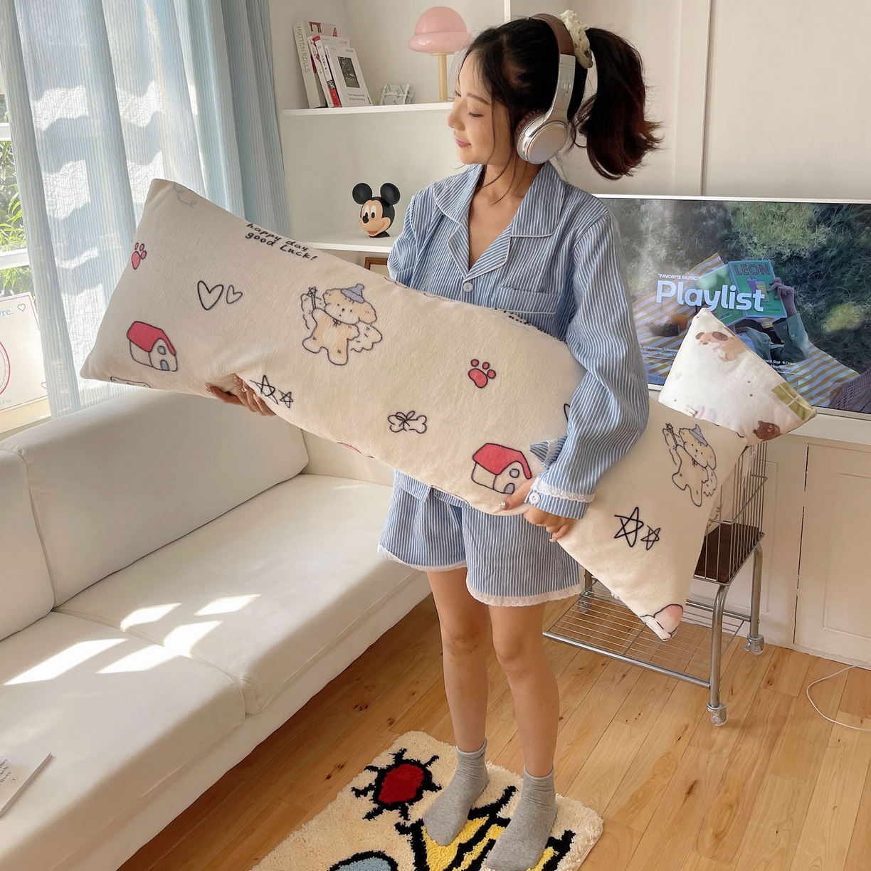 91家纺网 家纺一手货源 找家纺 六巷胡同 2025新款INS博主可爱风A类200g牛奶绒长条大抱枕 抱枕-羞羞蝴蝶喵