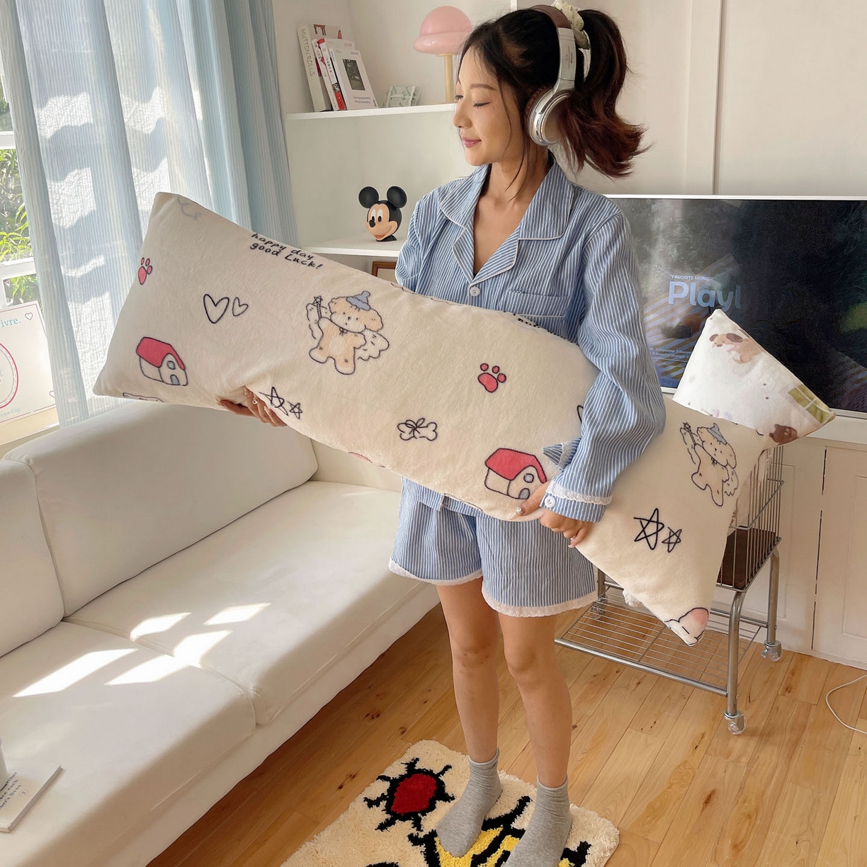 91家纺网 家纺一手货源 找家纺 六巷胡同 2025新款INS博主可爱风A类200g牛奶绒长条大抱枕 抱枕-羞羞蝴蝶喵