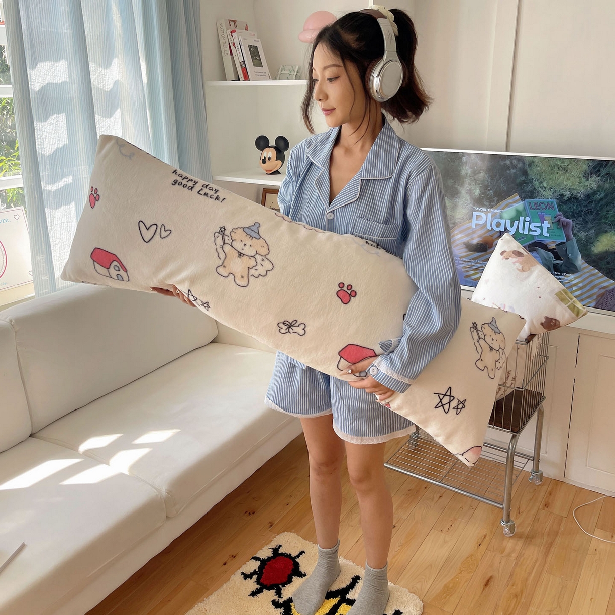 91家纺网 家纺一手货源 找家纺 六巷胡同 2025新款INS博主可爱风A类200g牛奶绒长条大抱枕 抱枕-羞羞蝴蝶喵