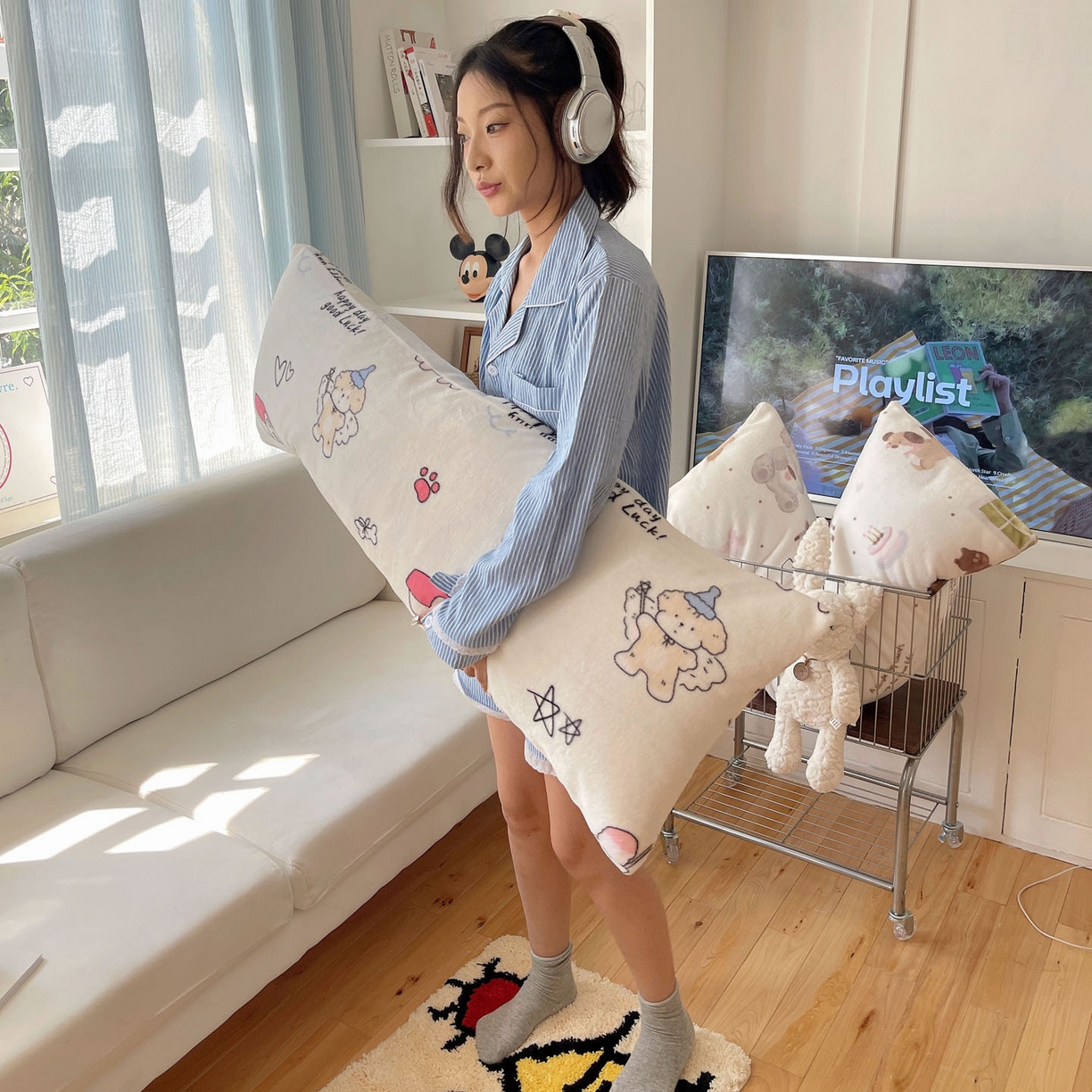 91家纺网 家纺一手货源 找家纺 六巷胡同 2025新款INS博主可爱风A类200g牛奶绒长条大抱枕 抱枕-羞羞蝴蝶喵