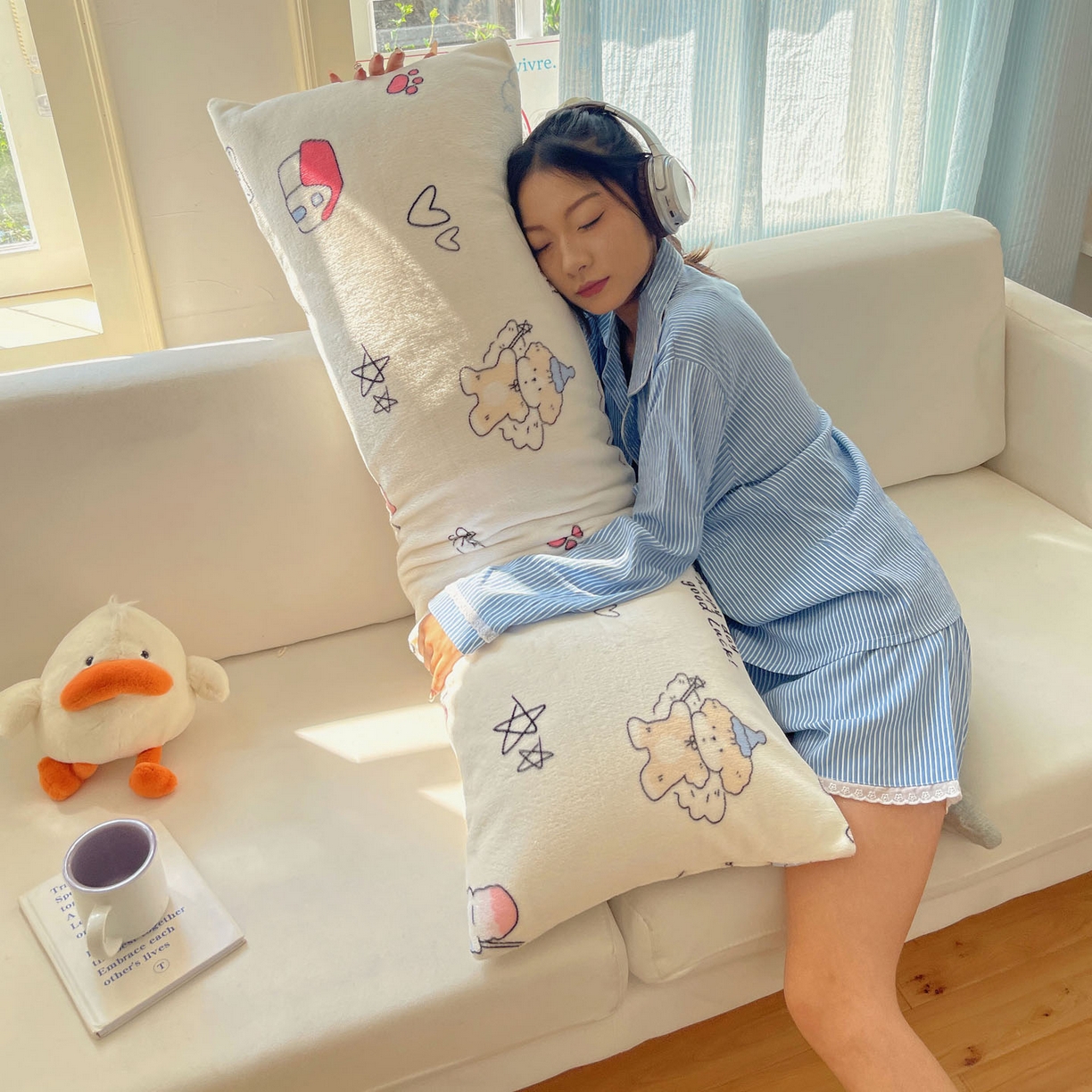 91家纺网 家纺一手货源 找家纺 六巷胡同 2025新款INS博主可爱风A类200g牛奶绒长条大抱枕 抱枕-羞羞蝴蝶喵