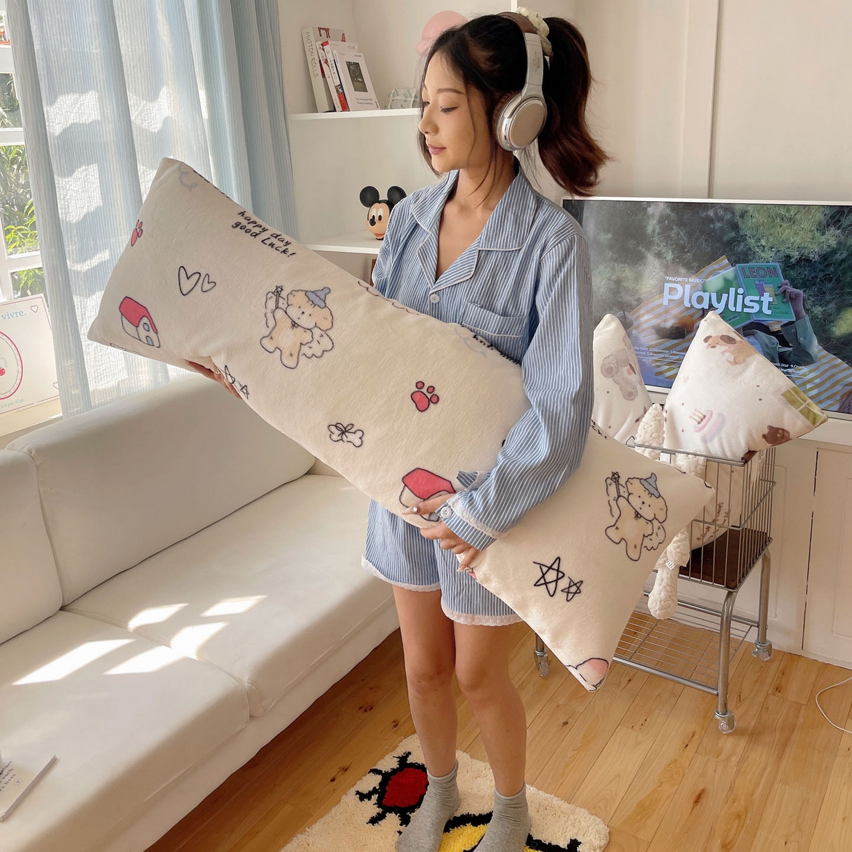 91家纺网 家纺一手货源 找家纺 六巷胡同 2025新款INS博主可爱风A类200g牛奶绒长条大抱枕 抱枕-羞羞蝴蝶喵