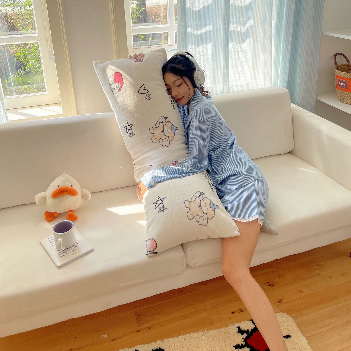 91家纺网 家纺一手货源 找家纺 六巷胡同 2025新款INS博主可爱风A类200g牛奶绒长条大抱枕 抱枕-羞羞蝴蝶喵