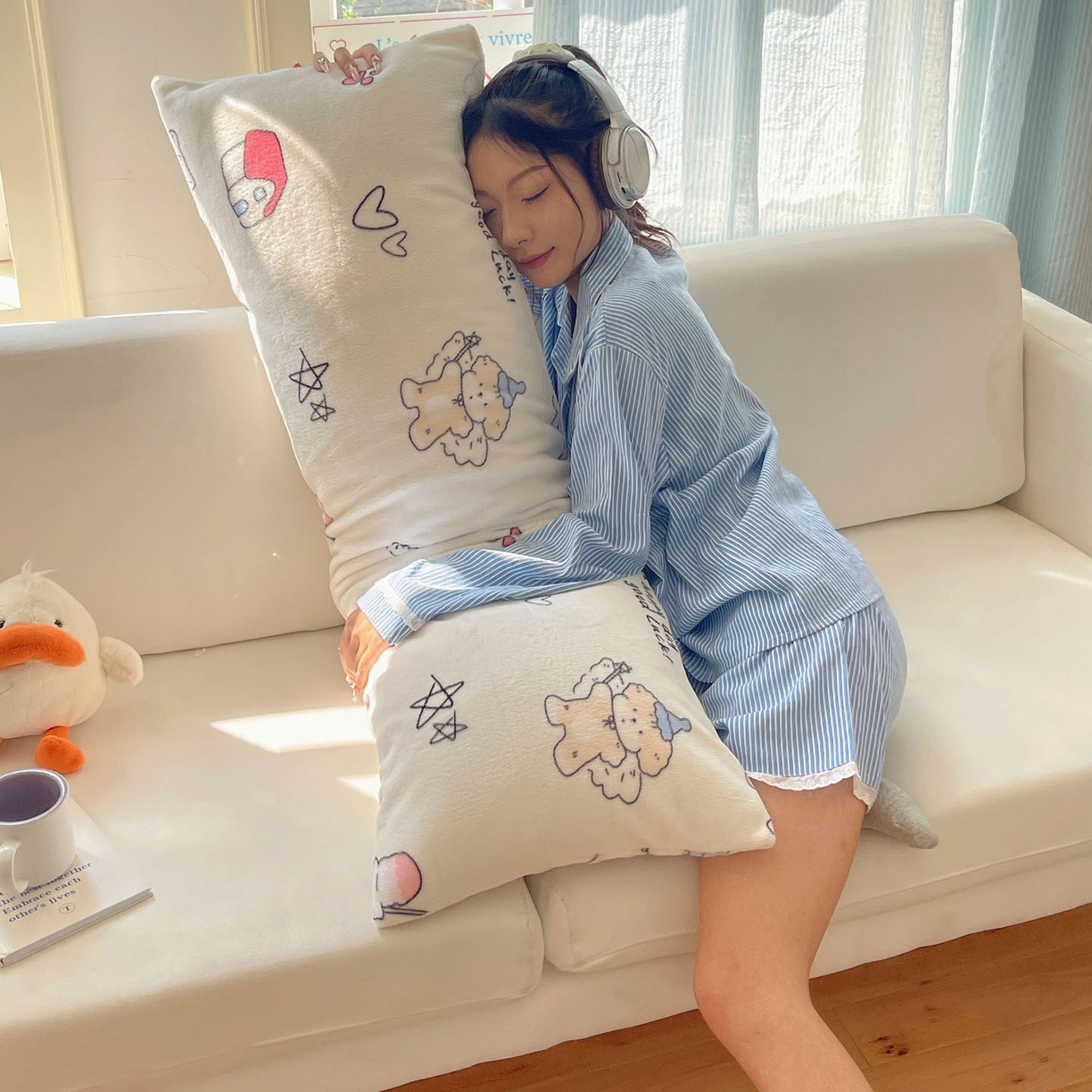 91家纺网 家纺一手货源 找家纺 六巷胡同 2025新款INS博主可爱风A类200g牛奶绒长条大抱枕 抱枕-羞羞蝴蝶喵