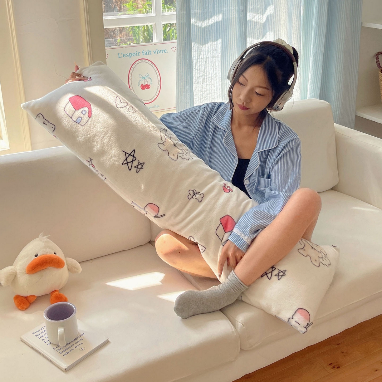 91家纺网 家纺一手货源 找家纺 六巷胡同 2025新款INS博主可爱风A类200g牛奶绒长条大抱枕 抱枕-羞羞蝴蝶喵