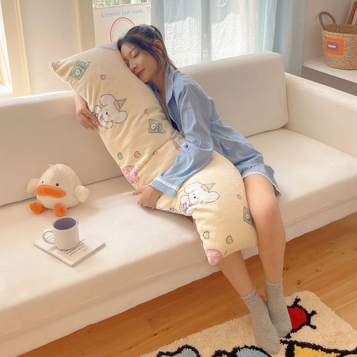 91家纺网 家纺一手货源 找家纺 六巷胡同 2025新款INS博主可爱风A类200g牛奶绒长条大抱枕 抱枕-周末宠物园