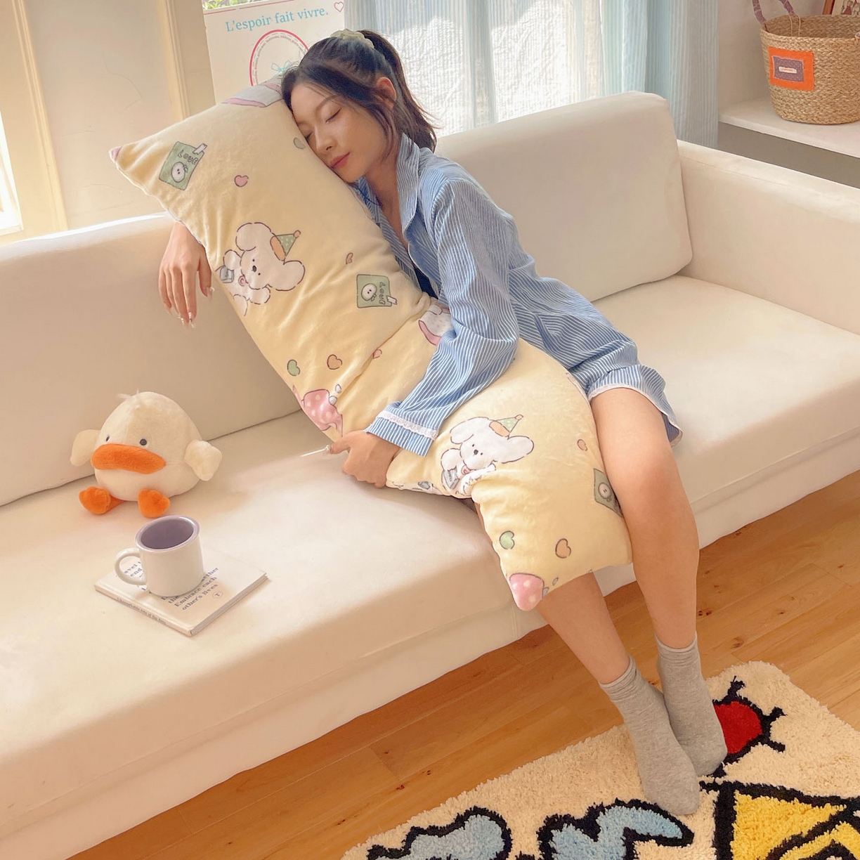 91家纺网 家纺一手货源 找家纺 六巷胡同 2025新款INS博主可爱风A类200g牛奶绒长条大抱枕 抱枕-周末宠物园