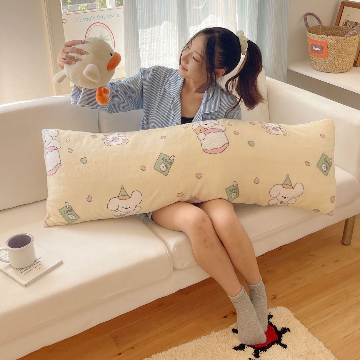 91家纺网 家纺一手货源 找家纺 六巷胡同 2025新款INS博主可爱风A类200g牛奶绒长条大抱枕 抱枕-周末宠物园