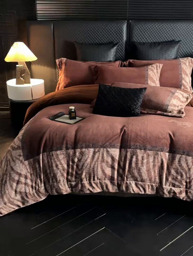 91家纺网 家纺一手货源 找家纺 （总）控价 2025新款 床盖款240克全消光A类数码印花牛奶绒四件套-卡仑