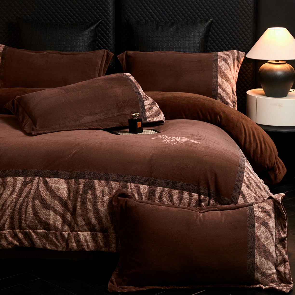 91家纺网 家纺一手货源 找家纺 （总）控价 2025新款 床盖款240克全消光A类数码印花牛奶绒四件套-卡仑