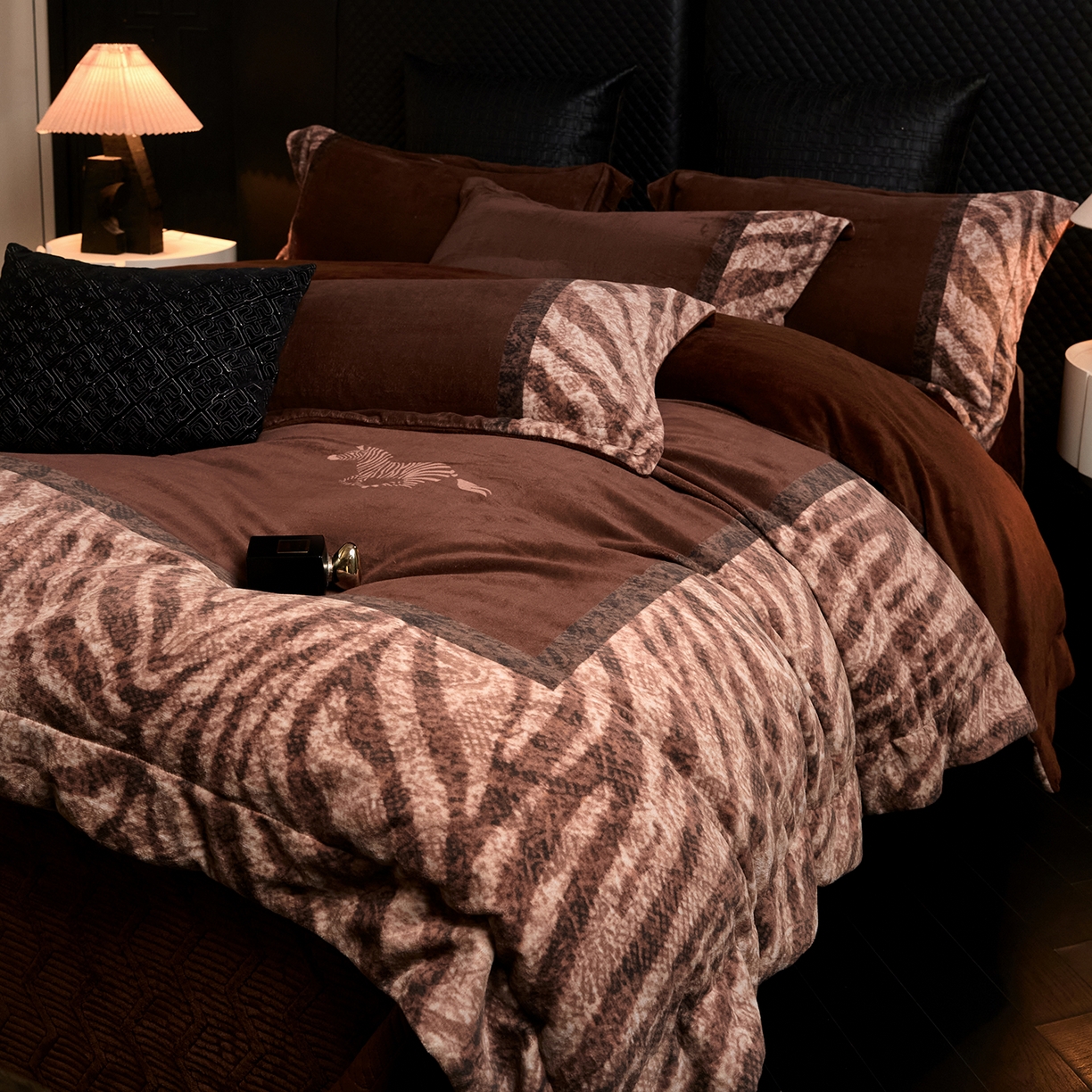 91家纺网 家纺一手货源 找家纺 （总）控价 2025新款 床盖款240克全消光A类数码印花牛奶绒四件套-卡仑