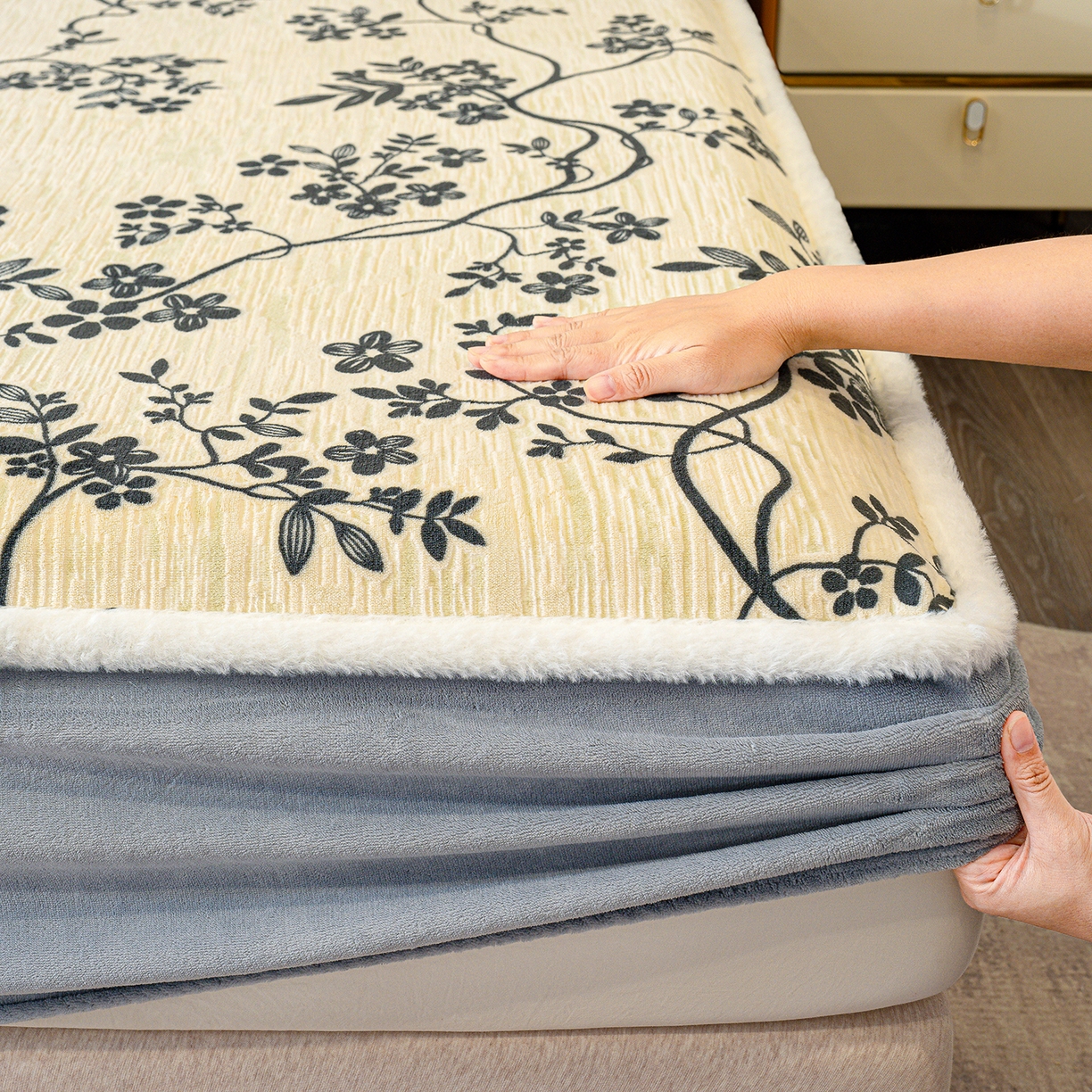 91家纺网 家纺一手货源 找家纺 鹿辉家居（原吉欧力） 2025新款牛奶绒雕花兔毛绒包边床笠 香榭落叶