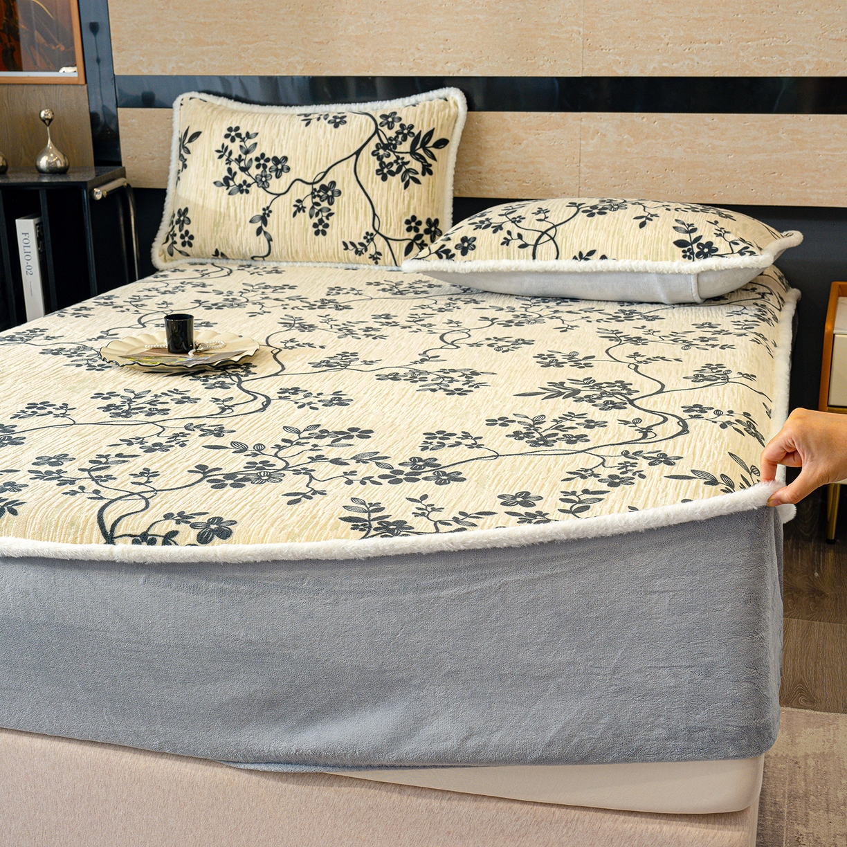 91家纺网 家纺一手货源 找家纺 鹿辉家居（原吉欧力） 2025新款牛奶绒雕花兔毛绒包边床笠 香榭落叶