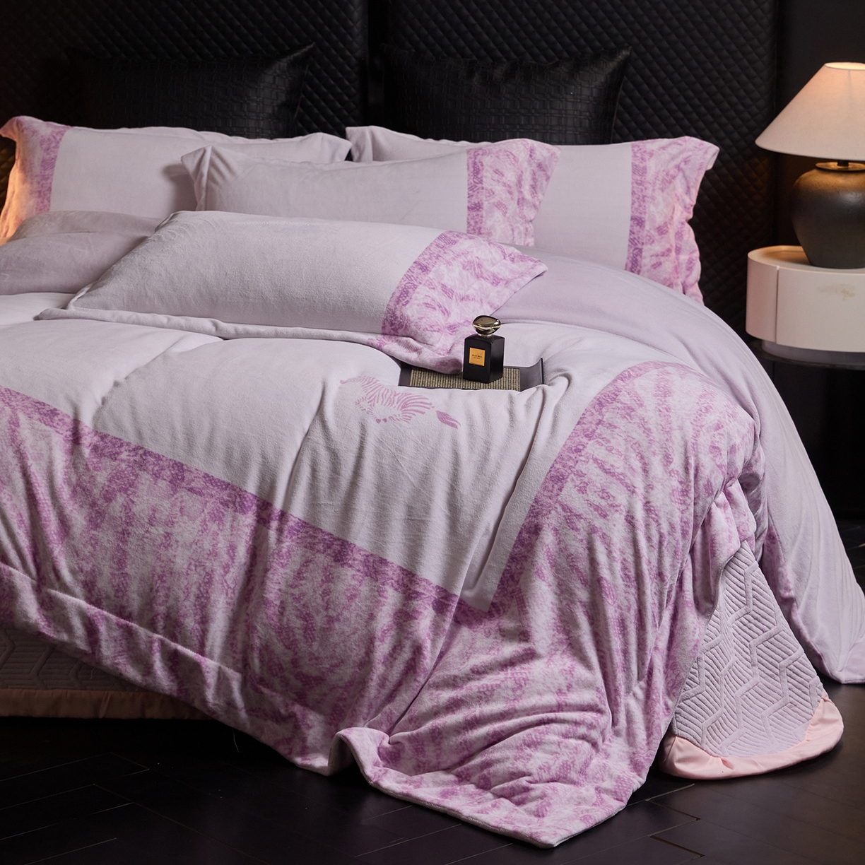 91家纺网 家纺一手货源 找家纺 （总）控价 2025新款 床盖款240克全消光A类数码印花牛奶绒四件套-卡仑