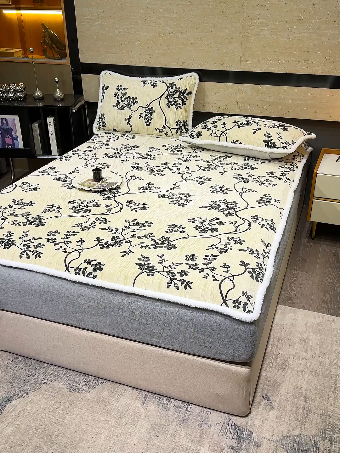 91家纺网 家纺一手货源 找家纺 鹿辉家居（原吉欧力） 2025新款牛奶绒雕花兔毛绒包边床笠 香榭落叶