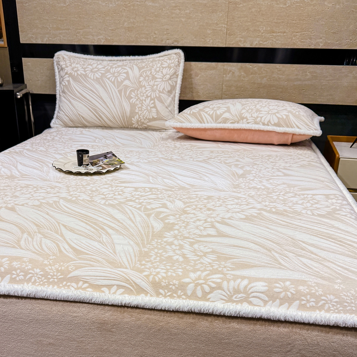 91家纺网 家纺一手货源 找家纺 鹿辉家居（原吉欧力） 2025新款牛奶绒雕花兔毛绒包边床笠 叶仲花