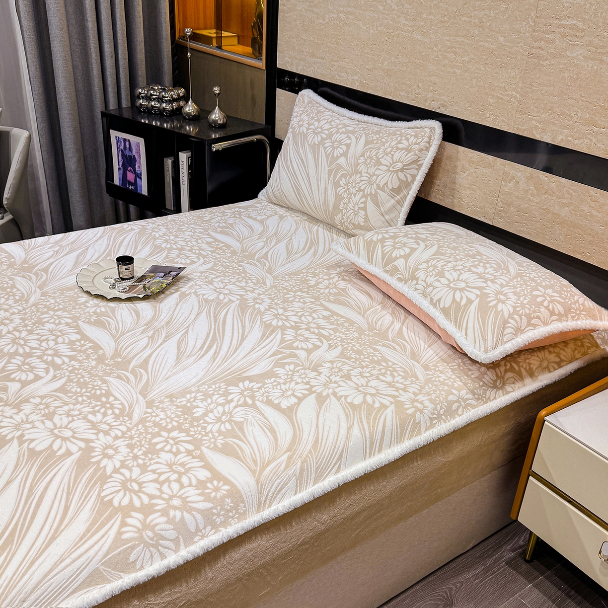 91家纺网 家纺一手货源 找家纺 鹿辉家居（原吉欧力） 2025新款牛奶绒雕花兔毛绒包边床笠 叶仲花