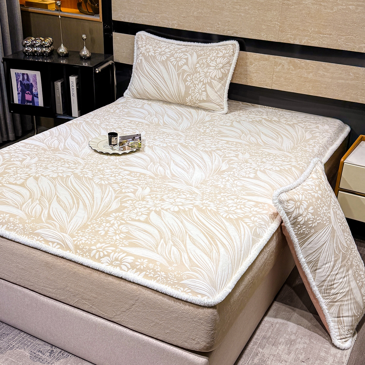 91家纺网 家纺一手货源 找家纺 鹿辉家居（原吉欧力） 2025新款牛奶绒雕花兔毛绒包边床笠 叶仲花